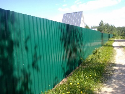 Installing the fence of corrugated board and mesh netting