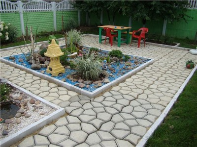 The company creates greenhouses and molds for garden paths.