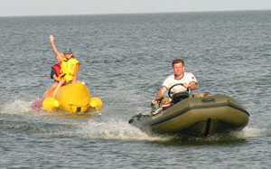 Лодка САР-330, мотор 15 л.с. легко тянет 2х местный банан с детьми! Восторг