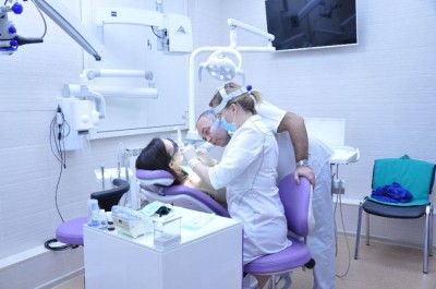 Стоматологический центр на Покровке  специализируется в области челюстно-лицевой хирургии,хирургической стоматологии,имплантологии,парадонтология;терапевтической стоматологии,лечение и протезирование зубов.Имеет весь спектор стоматологическх услуг