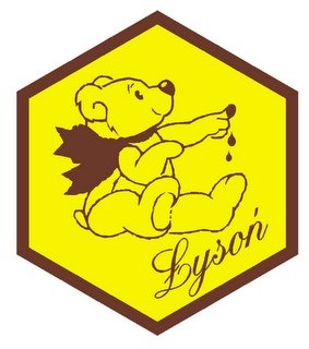 Фирма "Łysoń" располагается в городе Сулковице вблизи города Андрыхув и занимается производством оборудования для пчеловодства. В течение 12-летней деятельности на рынке, компания превзошла ожидания своих клиентов, постоянно расширяя асс